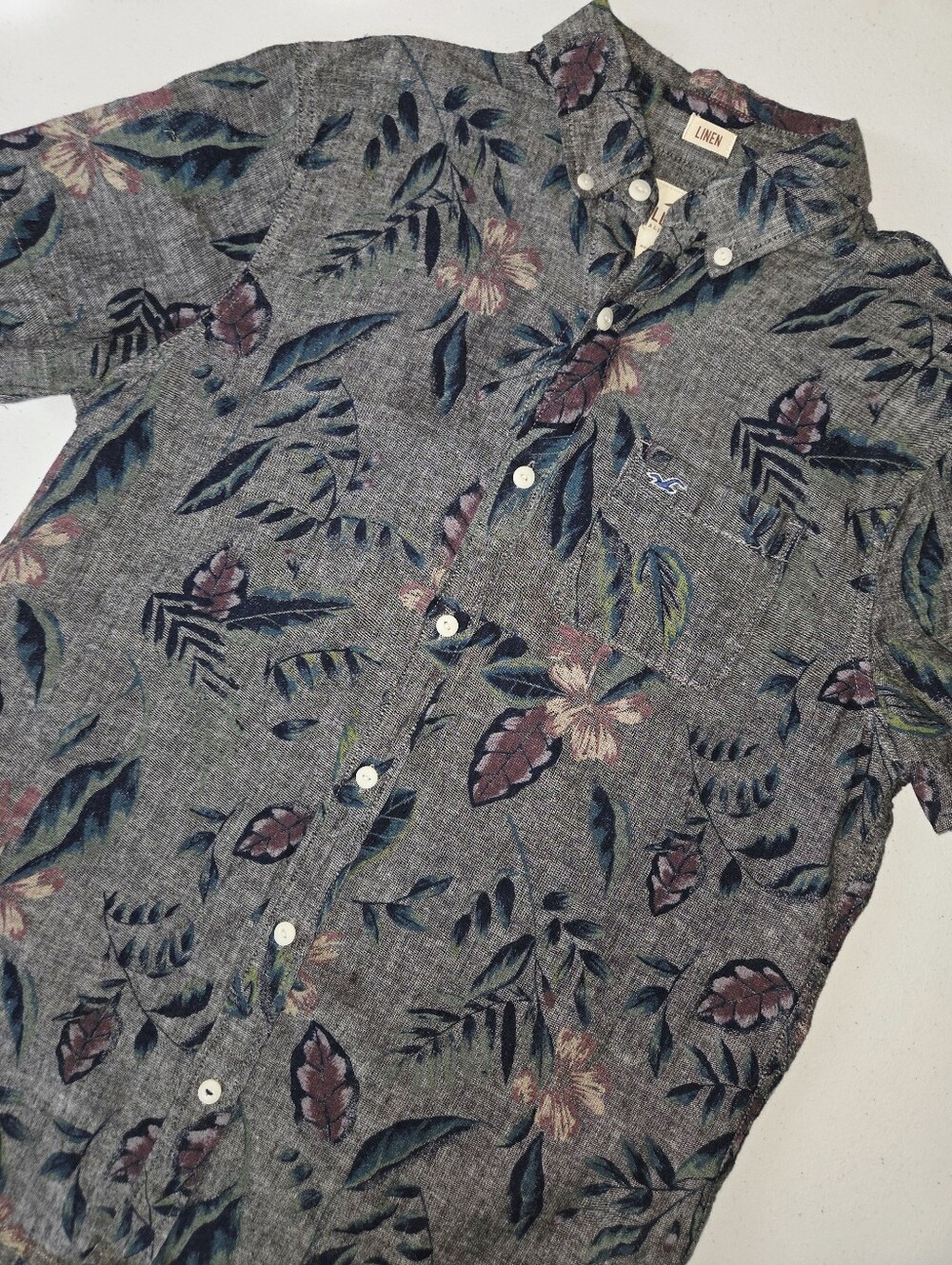 Hollister linen short-sleeved button up in gray with tropical print sz small